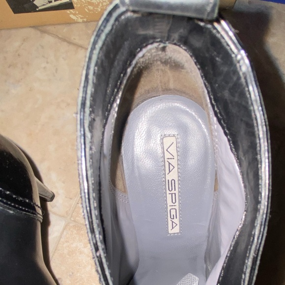 Via Spiga Slip-on ankle booties with patent leather accents. Size 6 - Picture 4 of 14